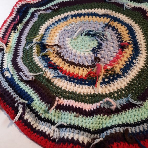 HAND CROCHET CAT YARN GAME ON  ONE SIDE SLEEP MAT ON OTHER  18" ROUND - Picture 4 of 4